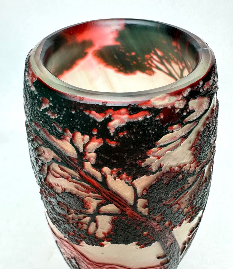 De Vez, vase with lake landscape design