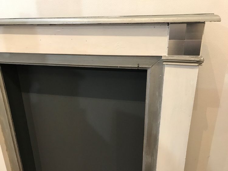 Cheminée décorative en bois peint dans les tons de blancs et gris d'esprit Art Déco