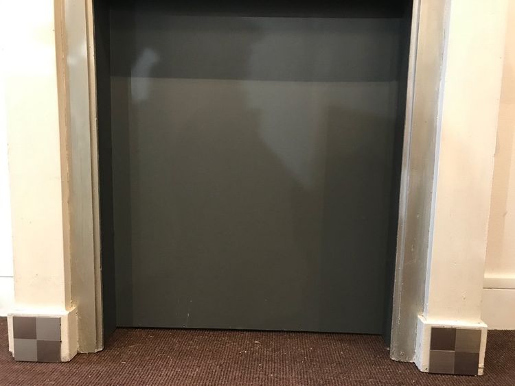 Cheminée décorative en bois peint dans les tons de blancs et gris d'esprit Art Déco