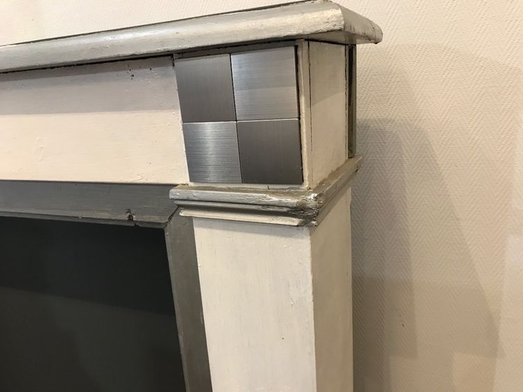 Cheminée décorative en bois peint dans les tons de blancs et gris d'esprit Art Déco