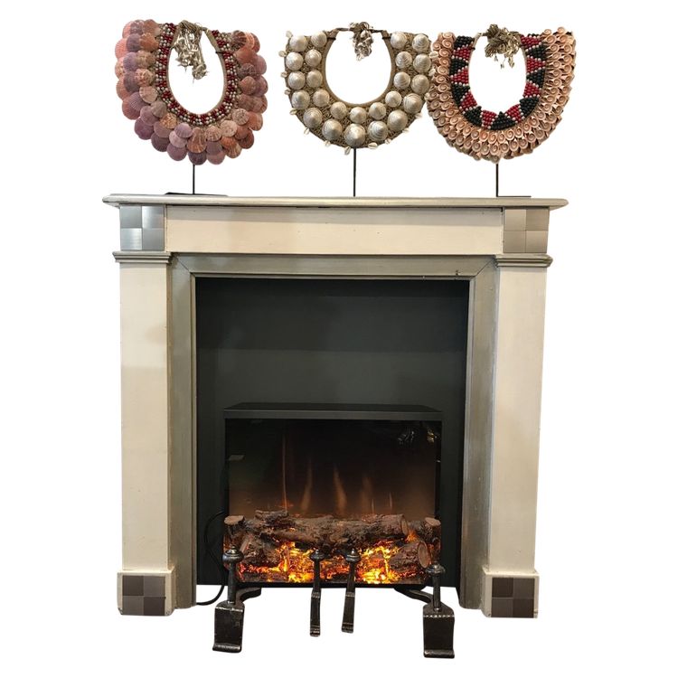 Cheminée décorative en bois peint dans les tons de blancs et gris d'esprit Art Déco