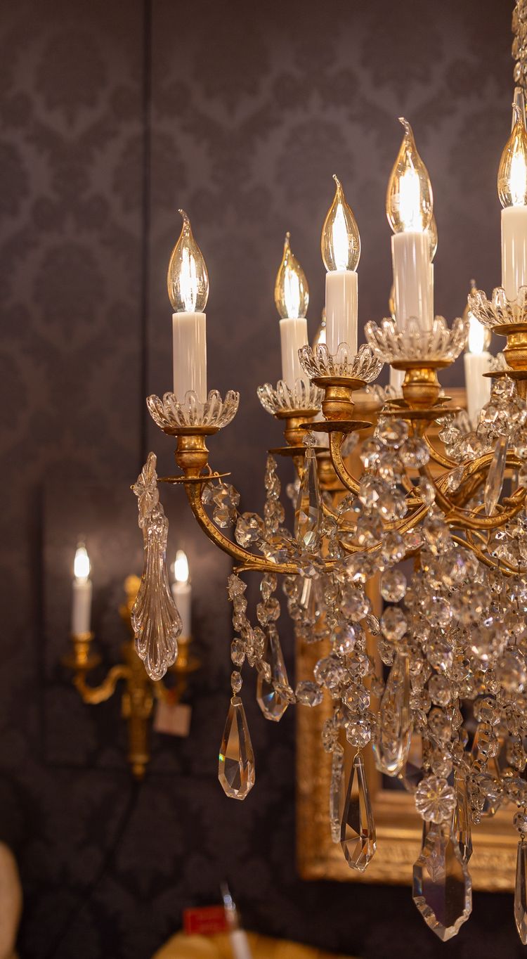 Baccarat (signé) Lustre à Vingt-Quatre Lumières en Bronze Ciselé et Doré vers 1880