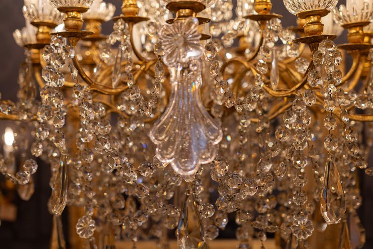 Baccarat (signé) Lustre à Vingt-Quatre Lumières en Bronze Ciselé et Doré vers 1880
