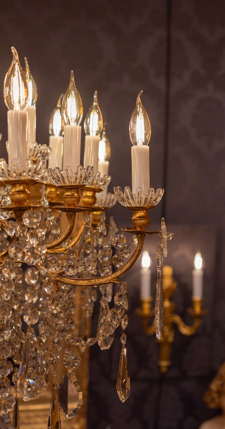Baccarat (signé) Lustre à Vingt-Quatre Lumières en Bronze Ciselé et Doré vers 1880