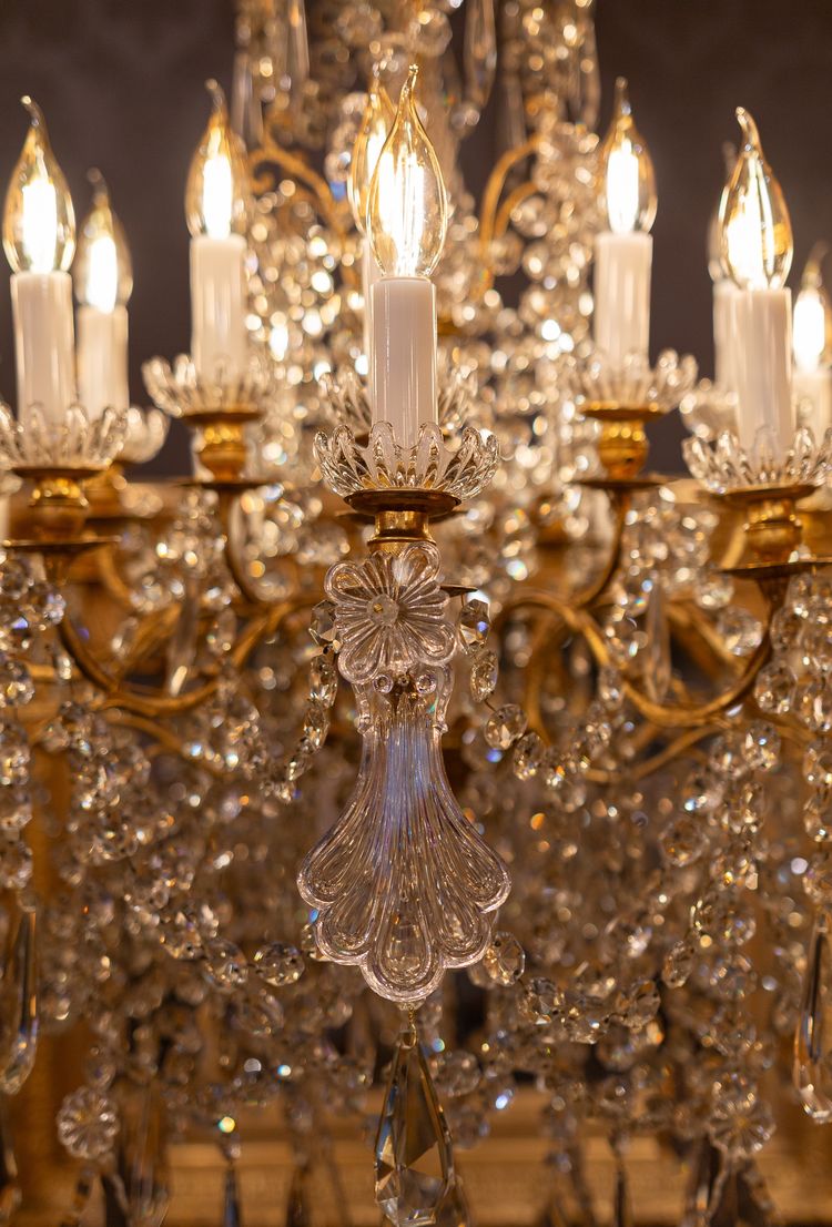 Baccarat (signé) Lustre à Vingt-Quatre Lumières en Bronze Ciselé et Doré vers 1880