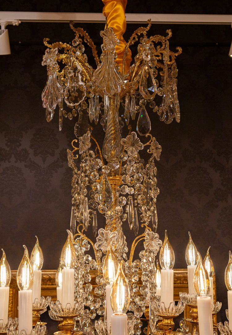 Baccarat (signé) Lustre à Vingt-Quatre Lumières en Bronze Ciselé et Doré vers 1880