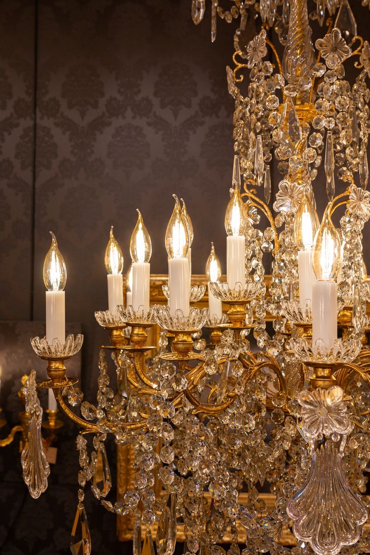 Baccarat (signé) Lustre à Vingt-Quatre Lumières en Bronze Ciselé et Doré vers 1880