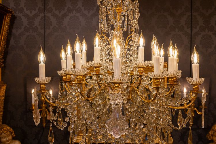 Baccarat (signé) Lustre à Vingt-Quatre Lumières en Bronze Ciselé et Doré vers 1880