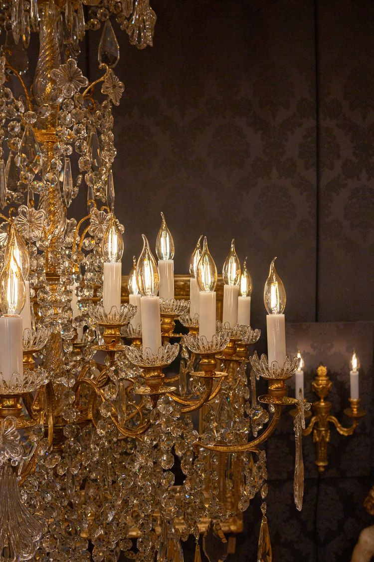 Baccarat (signé) Lustre à Vingt-Quatre Lumières en Bronze Ciselé et Doré vers 1880