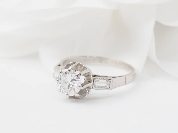 Anello solitario in oro bianco e diamanti