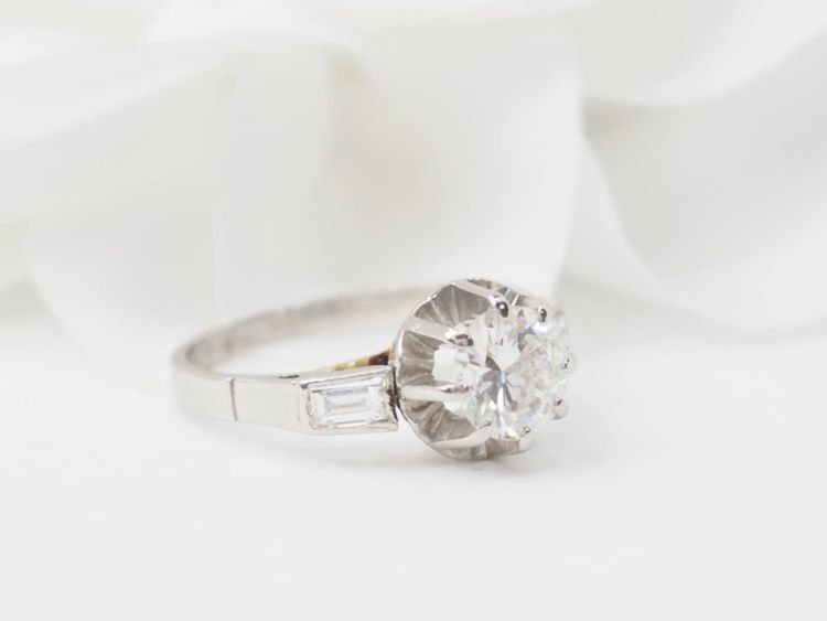 Anello solitario in oro bianco e diamanti