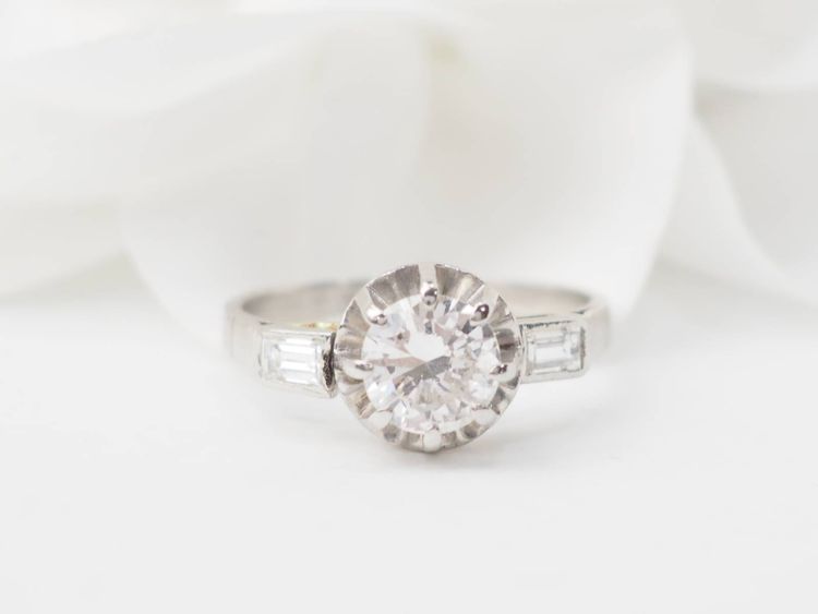 Anello solitario in oro bianco e diamanti