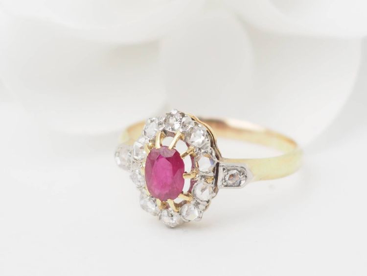 Bague ancienne en or jaune, rubis et diamants 