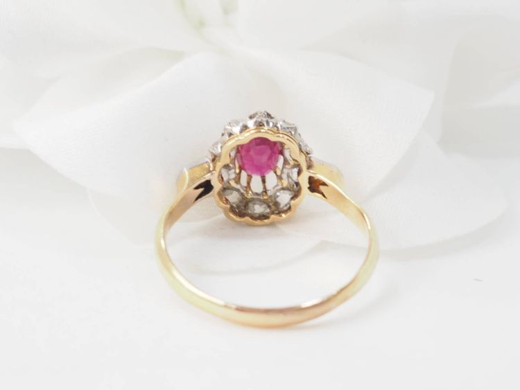 Bague ancienne en or jaune, rubis et diamants 
