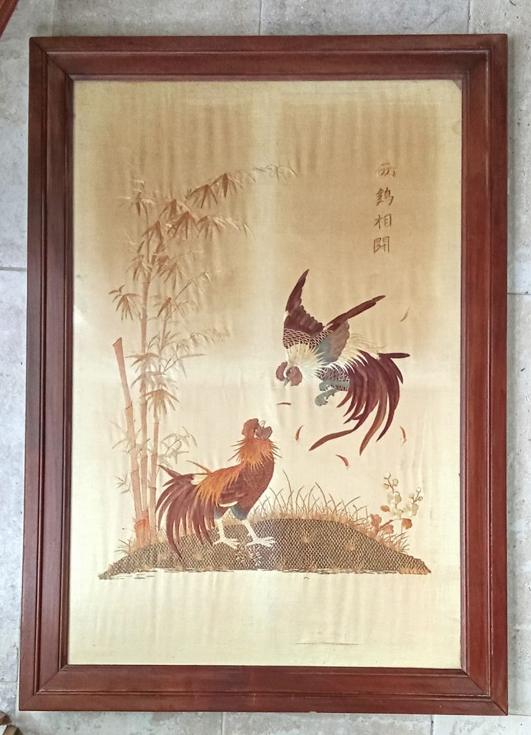Alte asiatische Seidenstickerei Hahnenkampf