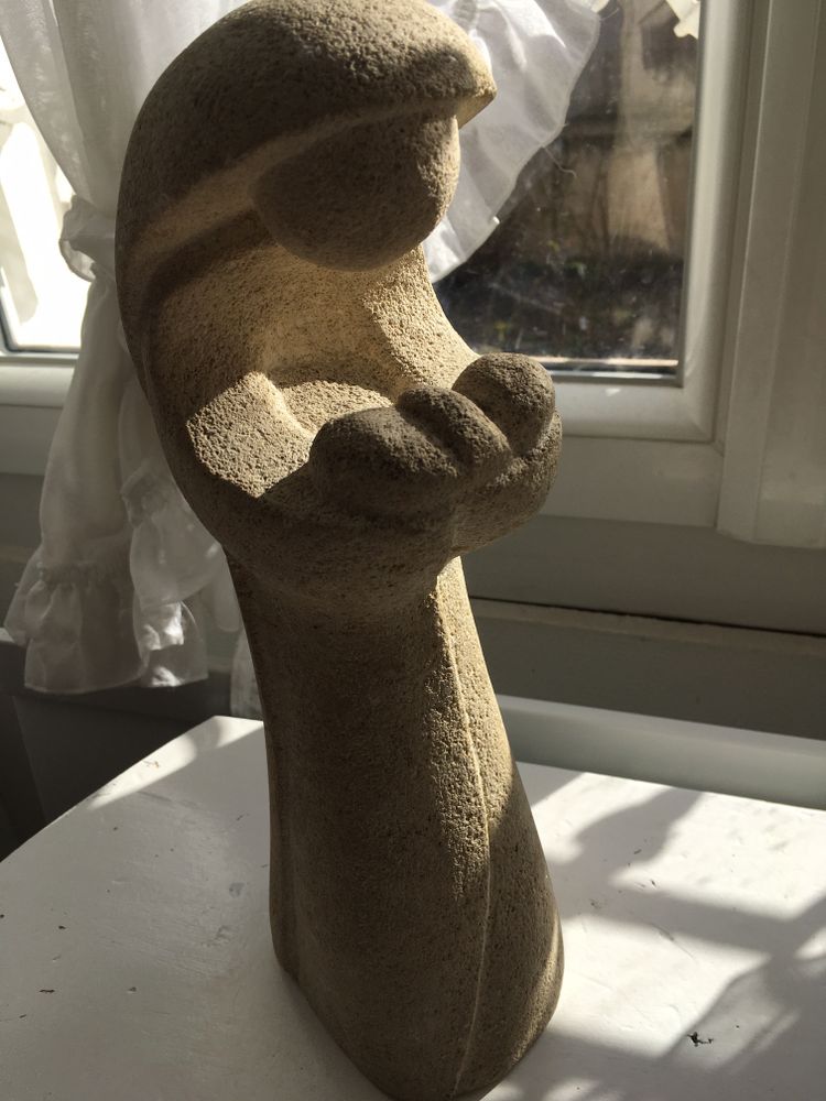 Vierge à l'enfant en pierre taillée