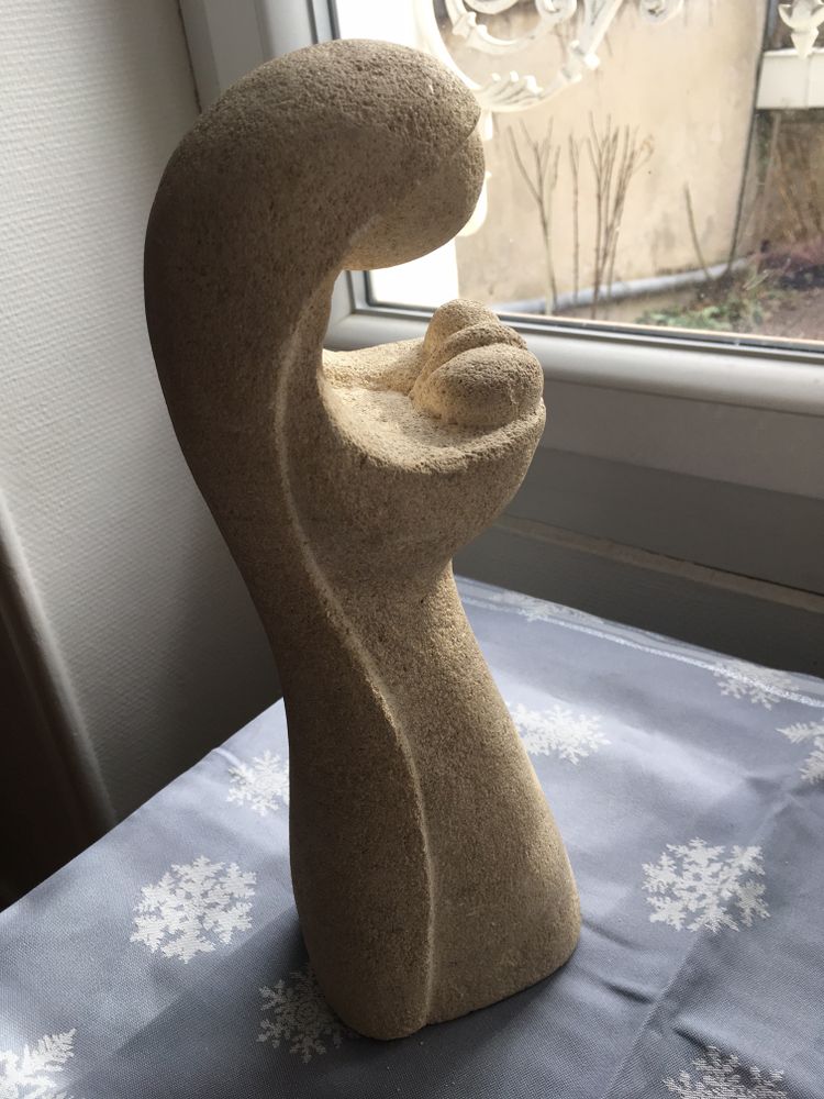 Vierge à l'enfant en pierre taillée