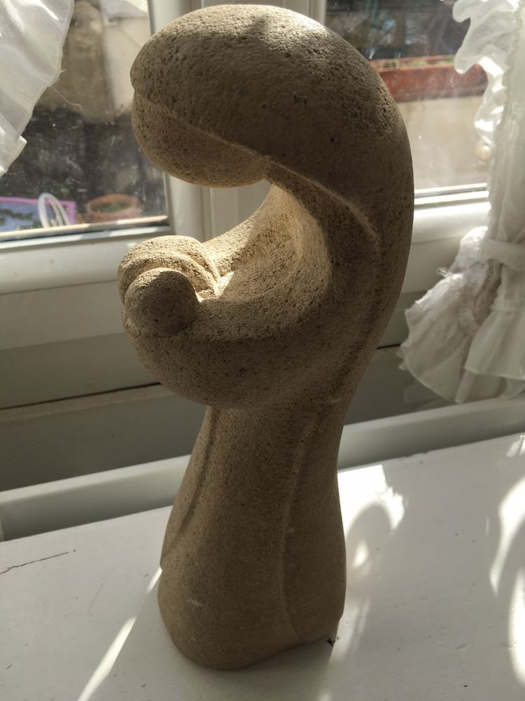 Vierge à l'enfant en pierre taillée