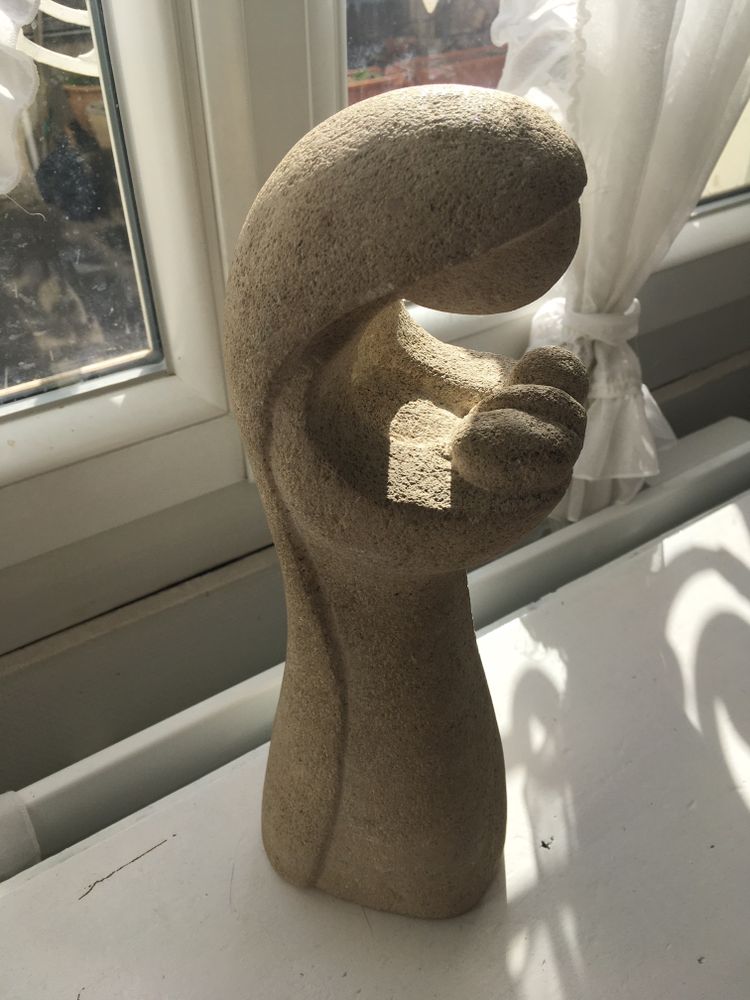 Vierge à l'enfant en pierre taillée