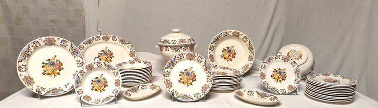Manufacture de GIEN. Service in earthenware called "bordeaux au bouquet". 43 pieces.