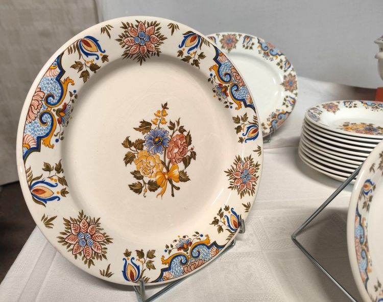Manufacture de GIEN. Service in earthenware called "bordeaux au bouquet". 43 pieces.