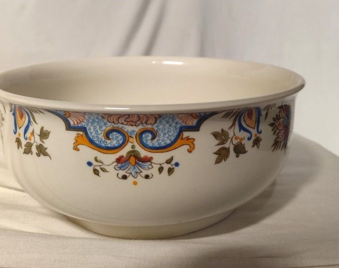 Manufacture de GIEN. Service in earthenware called "bordeaux au bouquet". 43 pieces.