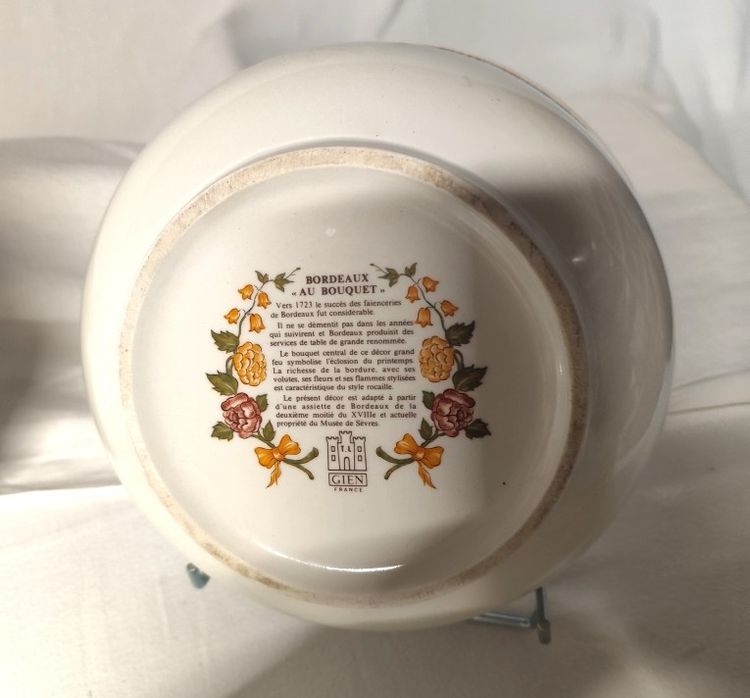 Manufacture de GIEN. Service in earthenware called "bordeaux au bouquet". 43 pieces.