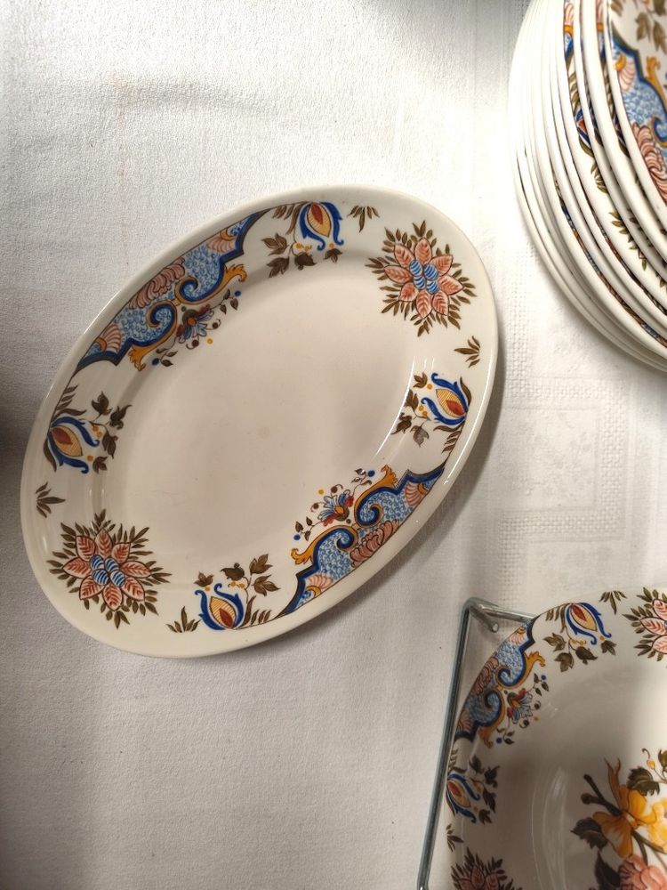 Manufacture de GIEN. Service in earthenware called "bordeaux au bouquet". 43 pieces.