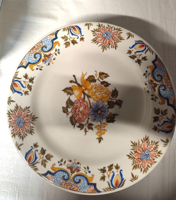 Manufacture de GIEN. Service in earthenware called "bordeaux au bouquet". 43 pieces.