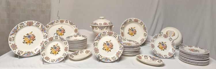Manufacture de GIEN. Service in earthenware called "bordeaux au bouquet". 43 pieces.