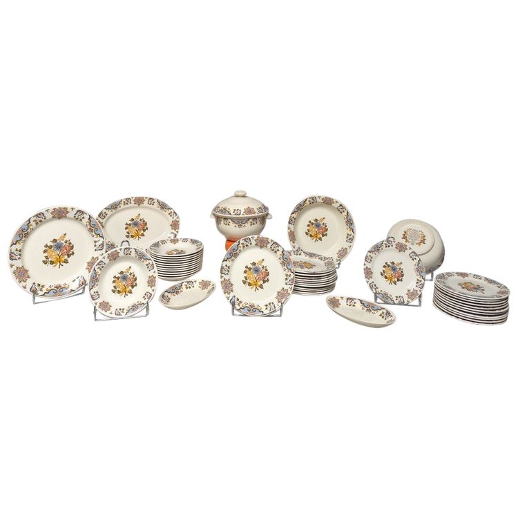 Manufacture de GIEN. Service in earthenware called "bordeaux au bouquet". 43 pieces.
